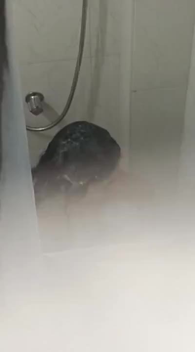 Blanquita bailando desnuda en la ducha