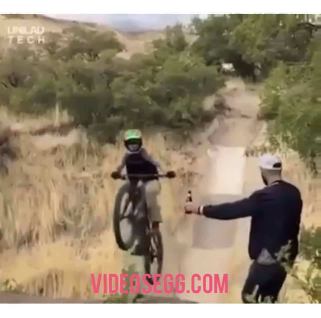 Video viral de la bicicleta y la botella