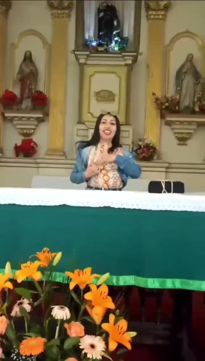 Video de Naya Facil desnuda en la Iglesia de San Vicente de Caldera