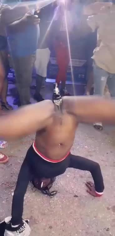 Mira como está loca se mete una botella por el culo bailando