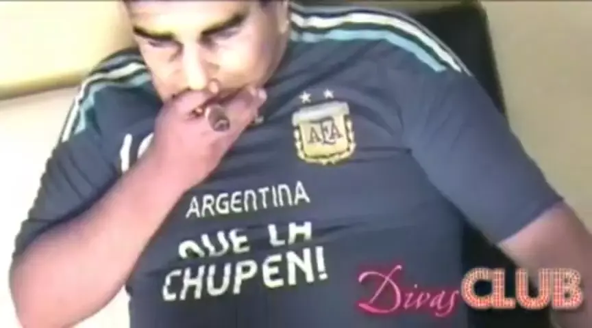 Diego Armando Maradona se la chupan mientras fuma 
