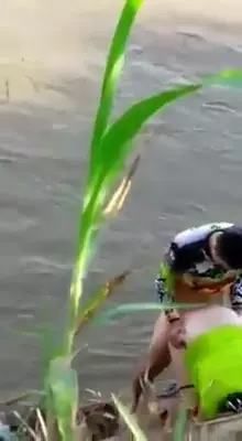 Primos colombianos cogiendo en el rio 