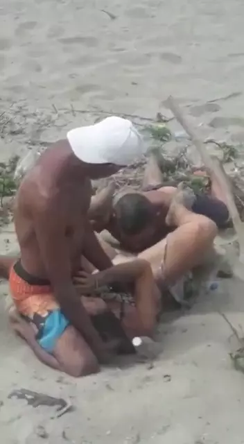 Policia encuentra dominicanos en playa haciendo Trio
