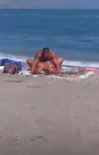 Video de tiktoker Churumbel follando en la Playa 