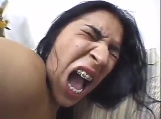 Mujer con Brackets es Follada fuertemente por su culo