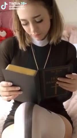 Monja del tiktok super sexy video porno masturbandose con su biblia en la manos 