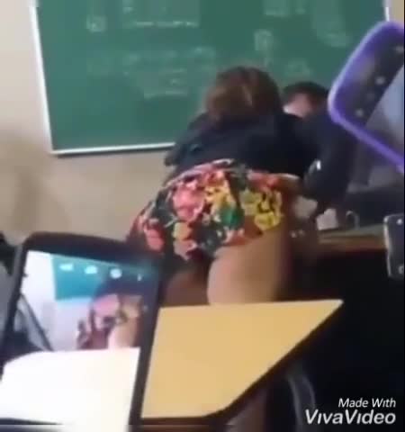 Jovencita se pone caliente con el maestro en el salon de clase  porno