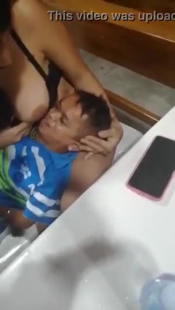 Jorgito el Guayaco chupa tetas 