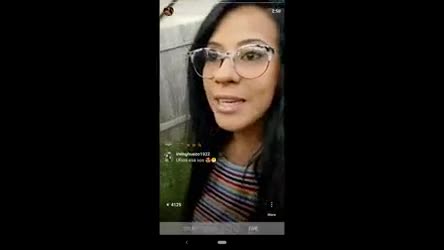 sorprende a Influencer de IG mientras está en vivo y le chupa la polla