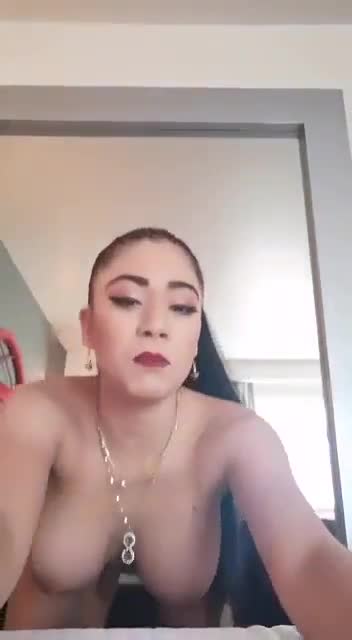 Con sus tetas operadas me muestra el Hoyo de su culo