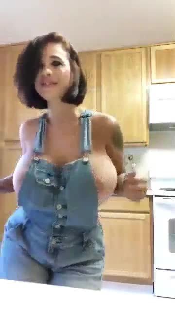 Hermosa tetona se graba bailando en la cocina 