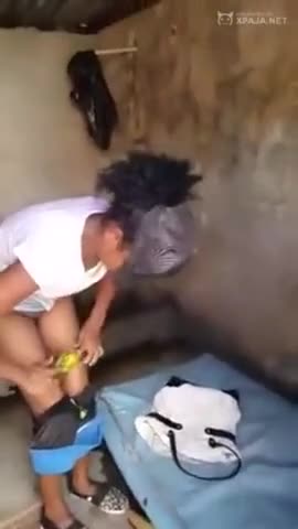 Flaca Dominicana se mete un pepino injerto por 100peso