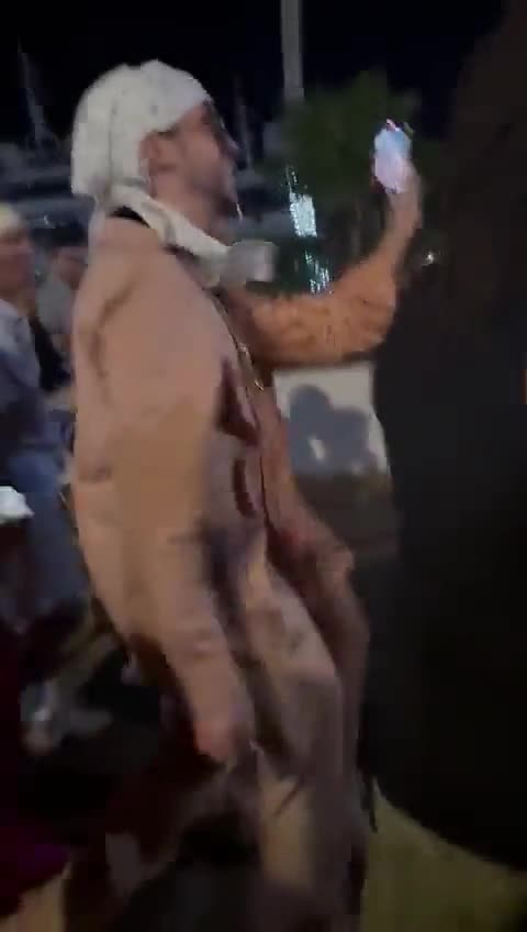 Video viral de Bad Bunny lanzando el telefono de una fans al Agua