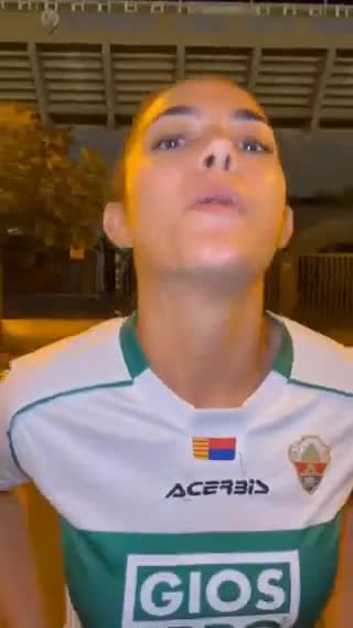 video Mucho Elche mostrando las TETAS