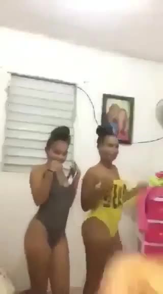 Tres cueros de Guachupita desnudándose 