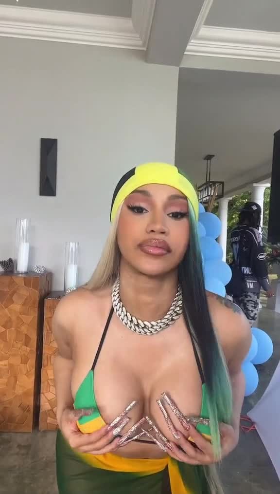Cardi B twerk