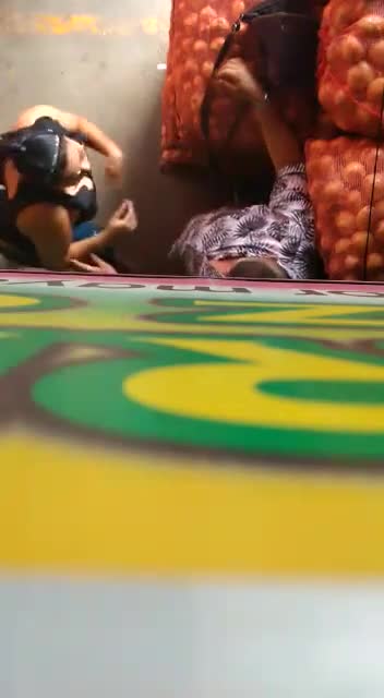 Tres mujeres y un hombre.