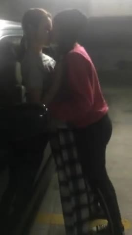 Lesbianas besandose 