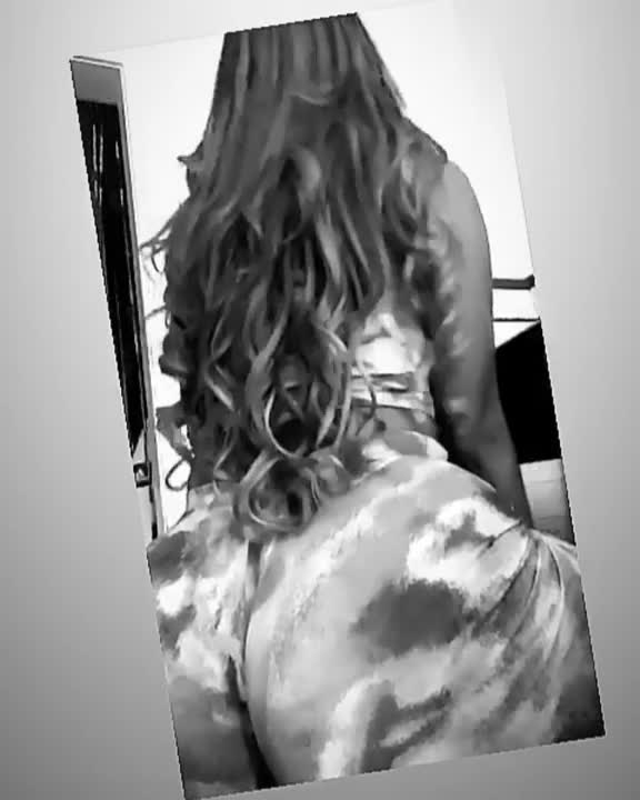 Culona moviendo sus nalgas ricas en licra uff me encanta