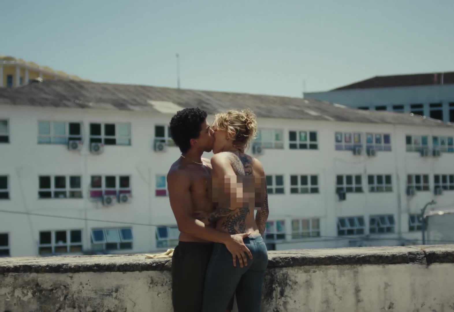 Cancion EN 4 de KENIA OS Y ANITTA.