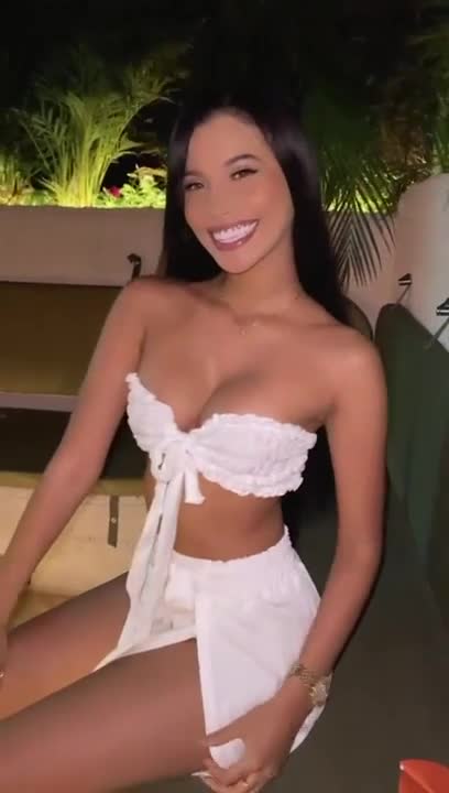 Hermosa colombiana mostrando su bello cuerpo mira que pasa