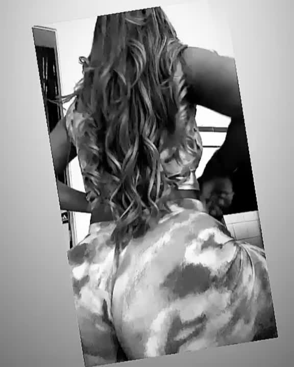 Culona moviendo sus nalgas ricas en licra uff me encanta